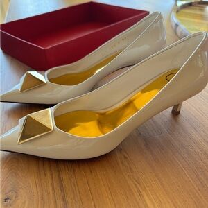 Valentino Garavani One Stud Pointed Toe Pumps. Brand new, never worn. Size 37.